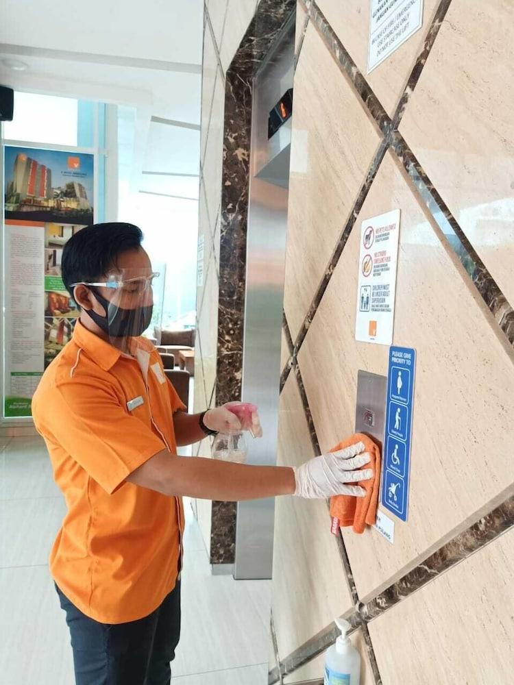 V Hotel Tebet Yakarta Exterior foto