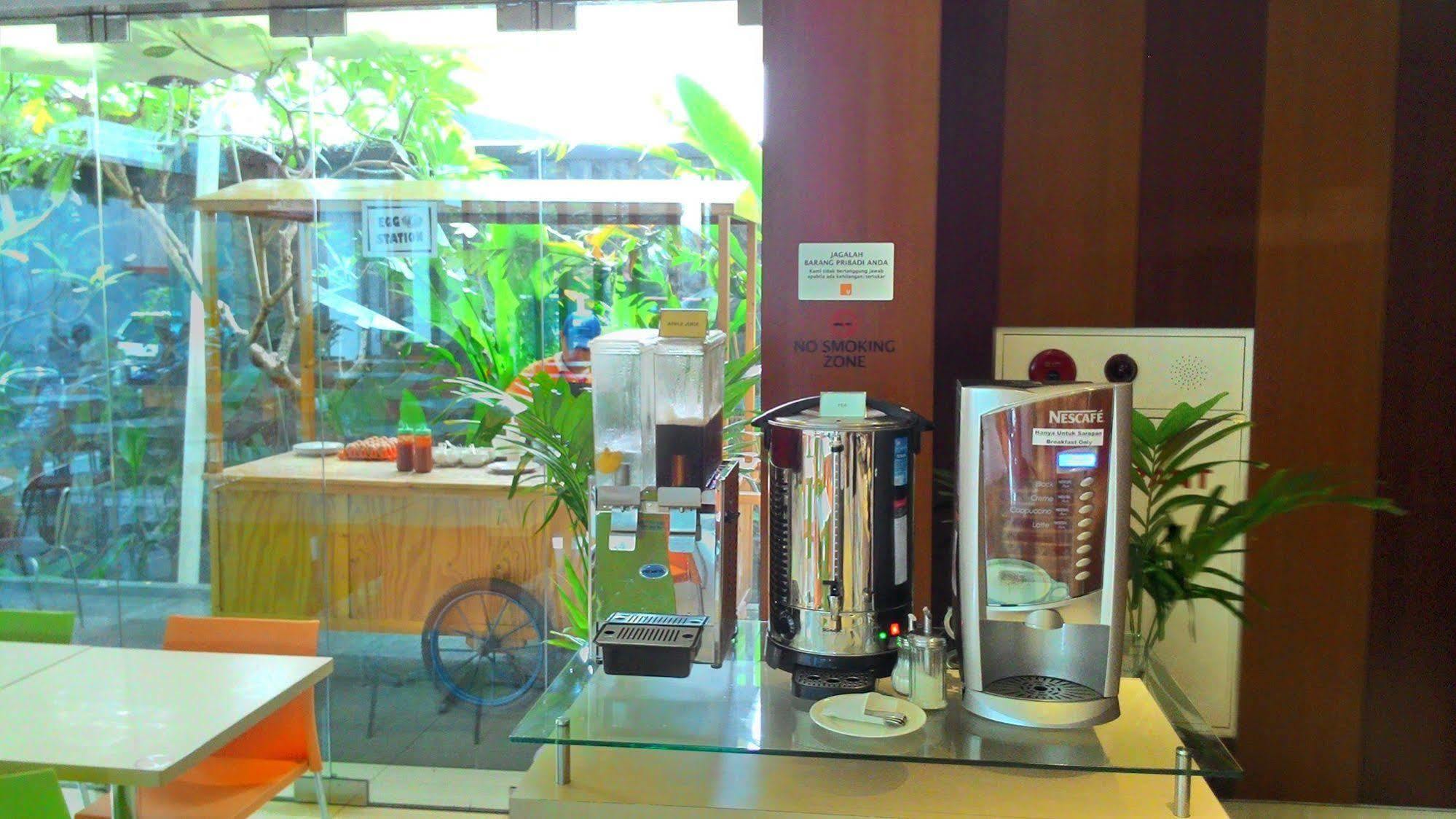 V Hotel Tebet Yakarta Exterior foto